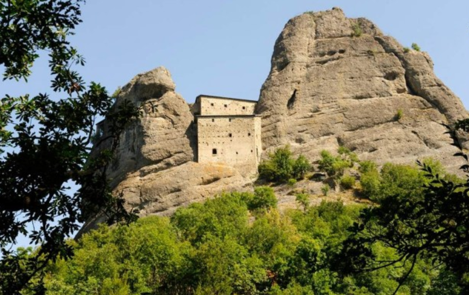 Ils ont sculpté un château dans la roche — puis les sorcières sont venues