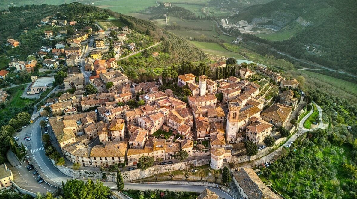 El pueblo italiano que parece un set de película — pero es real (y prácticamente intacto)
